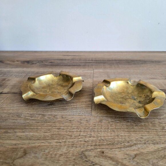 2 vintage brass ashtrays. - Picture 2 of 5